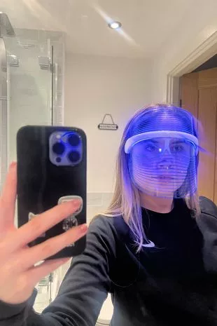 “我第一次尝试用LED面膜来治疗我的成人粉刺。”