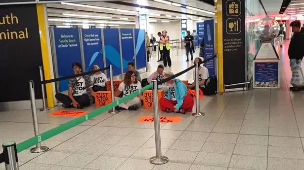 break: Just Stop Oil堵塞盖特威克机场登机口，引发假日旅行混乱
